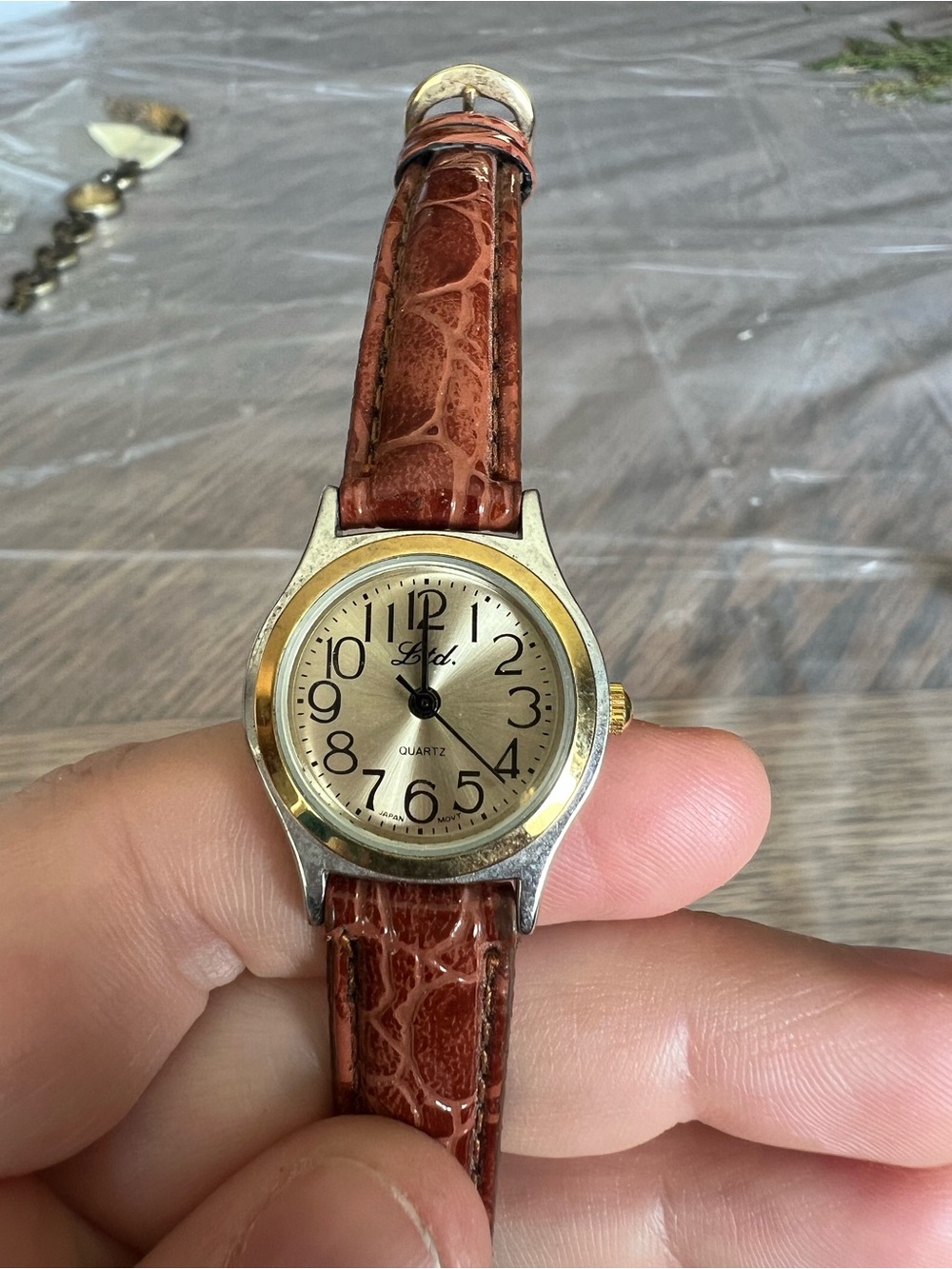 Classic Round Face Quartz Watch with Brown Leather Strap